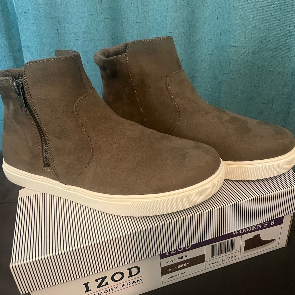 Woman’s IZOD booty style sneaker Sz 8